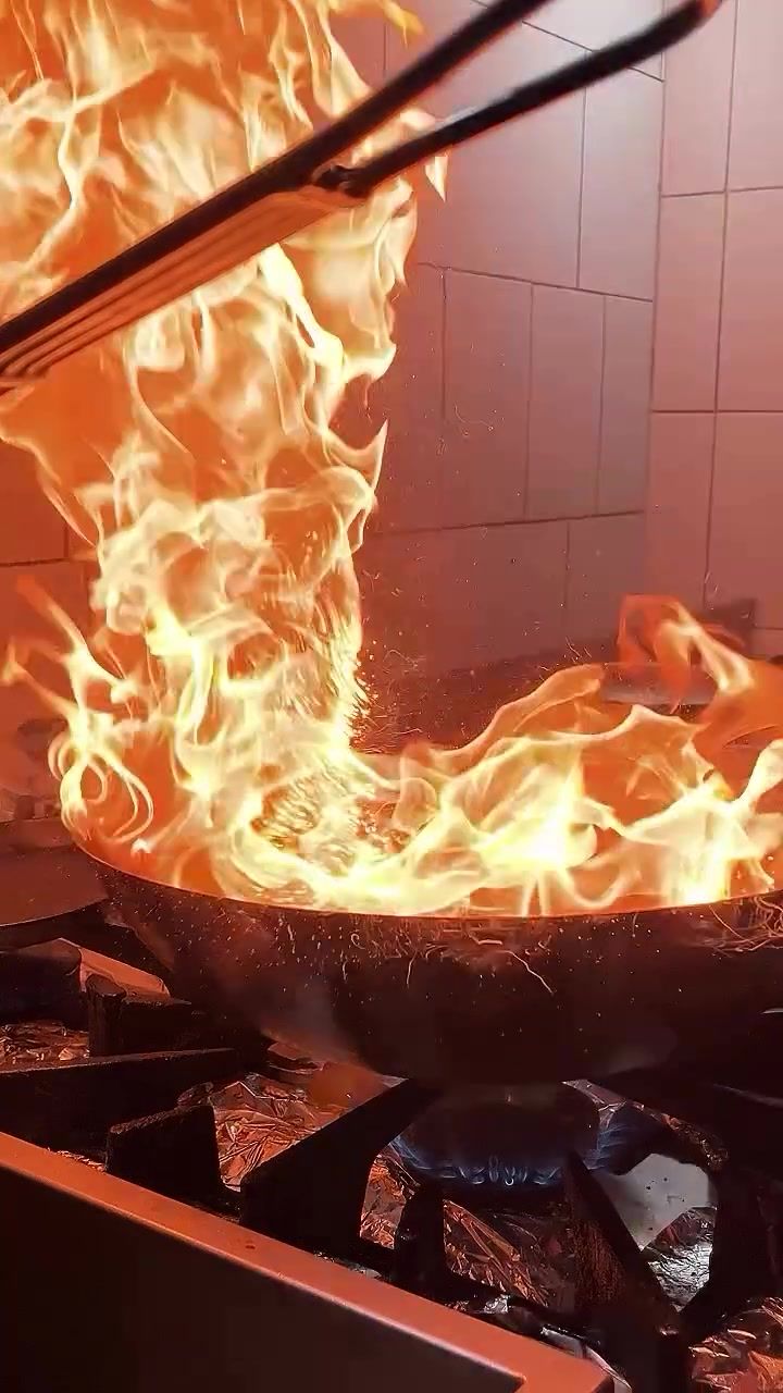 Wok en llamas en la cocina de Barra Olivo