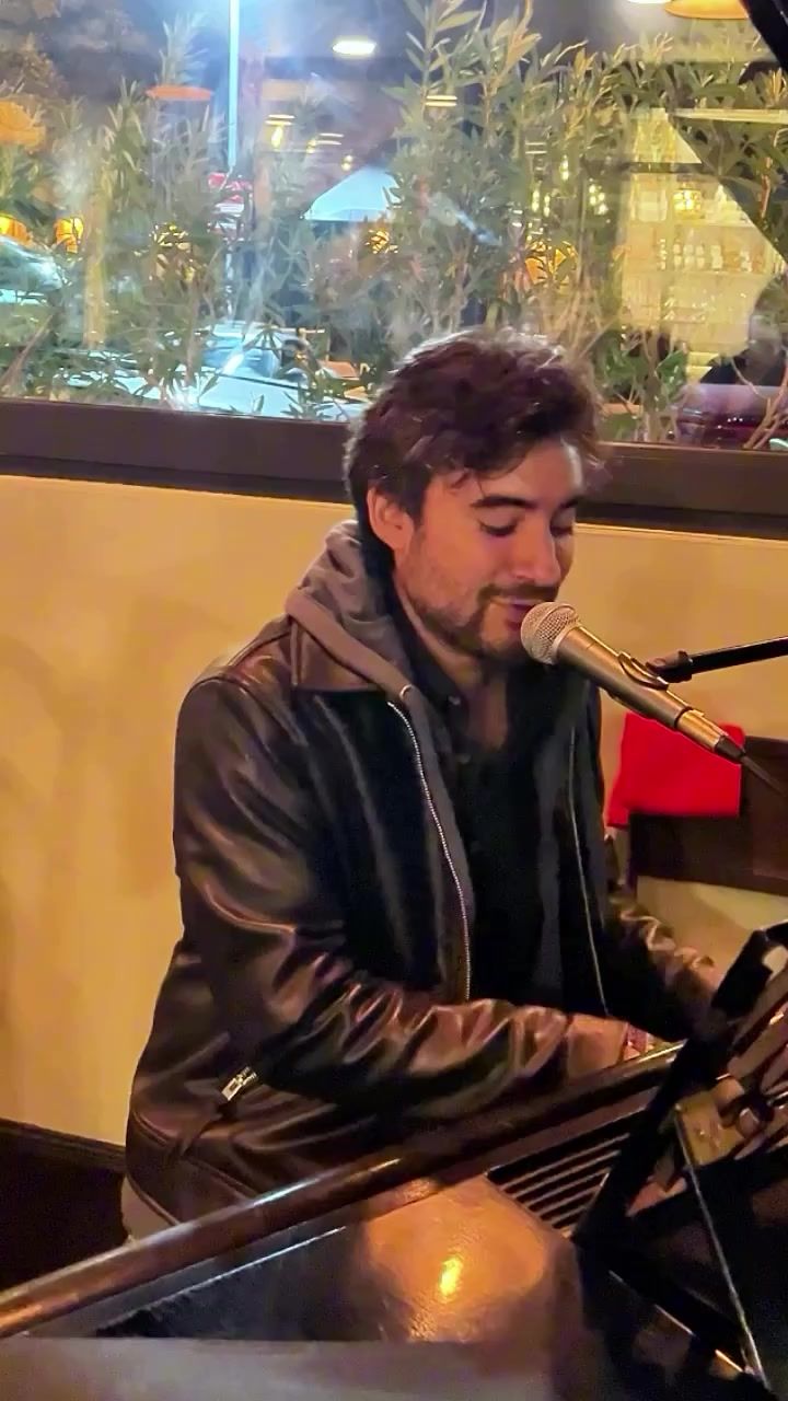 Pianista cantando en vivo en Barra Olivo