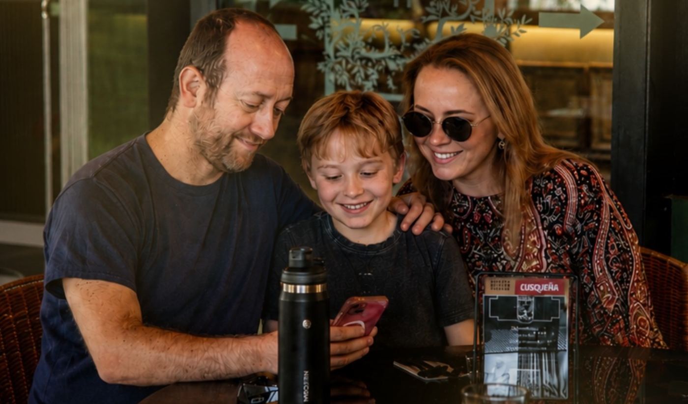 Familia disfrutando en una mesa de Barra Olivo