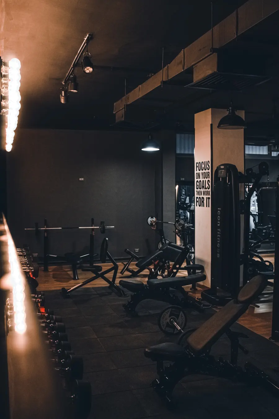 Sala de entrenamiento con luz cálida